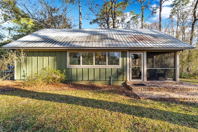 view of front of property featuring a patio and a front lawn