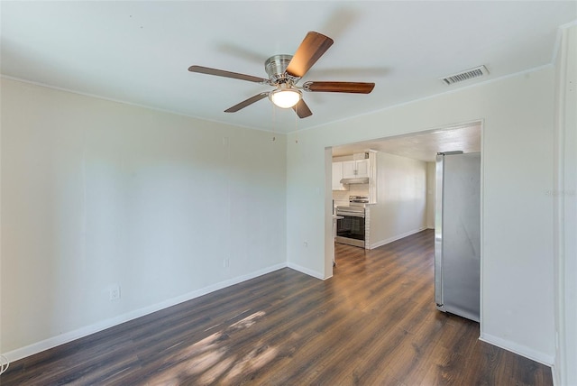 unfurnished room featuring dark wood-style floors, visible vents, baseboards, and a ceiling fan