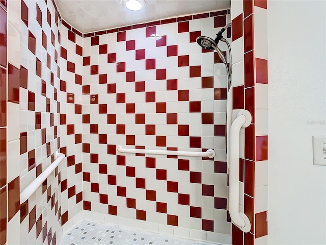 bathroom featuring tiled shower