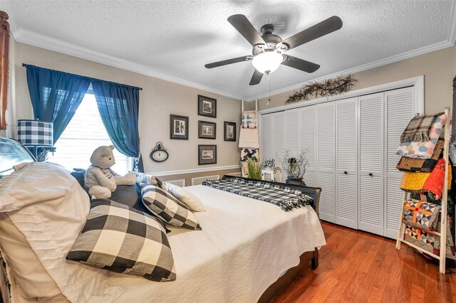 bedroom featuring a textured ceiling, a closet, ceiling fan, and hardwood / wood-style flooring