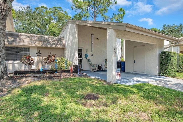 view of front facade with a front yard