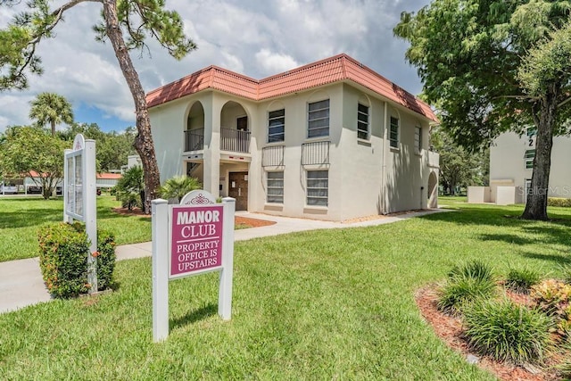 view of front of house featuring a front yard