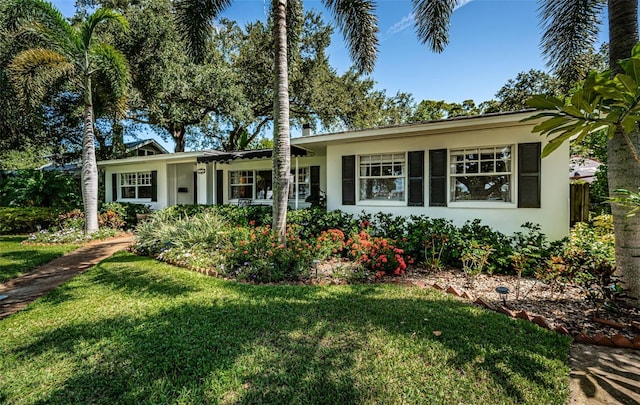 single story home with a front lawn