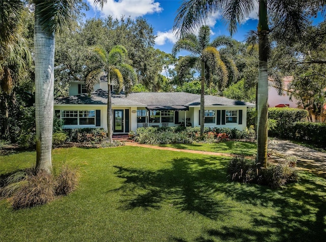 view of front of house featuring a front lawn