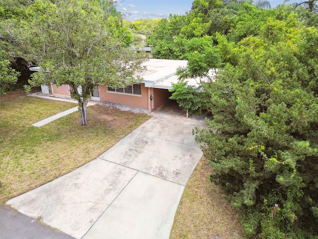 view of front facade featuring a carport and a front yard