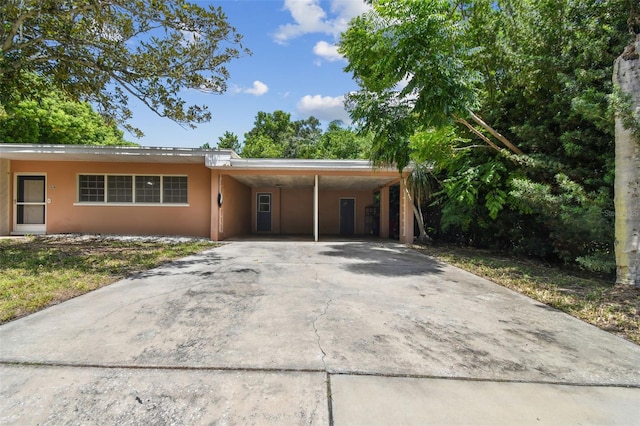 view of front facade featuring a carport