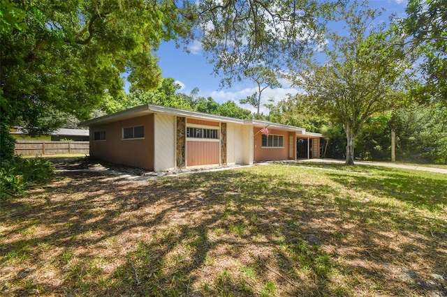 single story home featuring a front yard