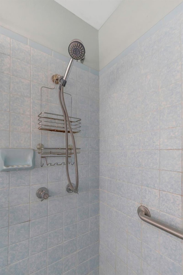 interior details with a tile shower