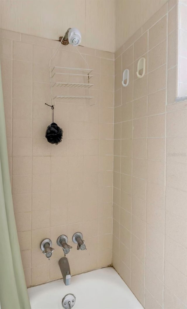 room details with shower / bath combo with shower curtain