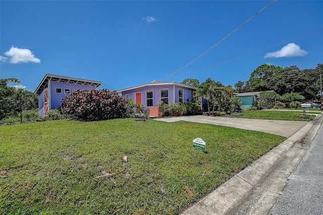 view of front of house featuring a front lawn