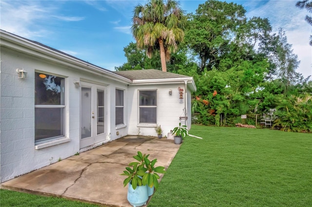 view of yard with a patio