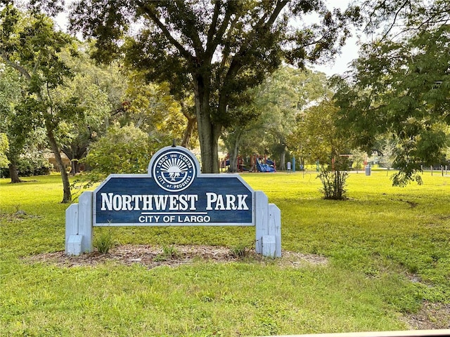 community / neighborhood sign featuring a lawn
