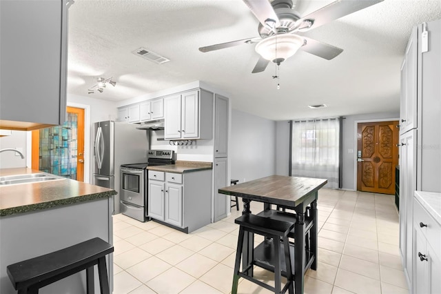 kitchen with sink, stainless steel electric stove, gray cabinets, and ceiling fan