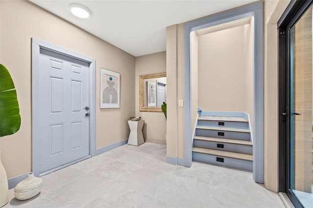 foyer entrance featuring baseboards