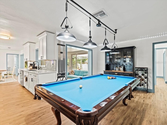 rec room featuring sink, billiards, and light hardwood / wood-style floors