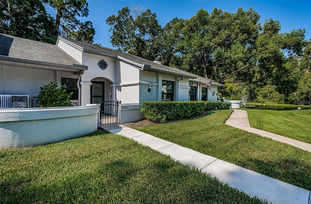 view of front of home featuring a front yard