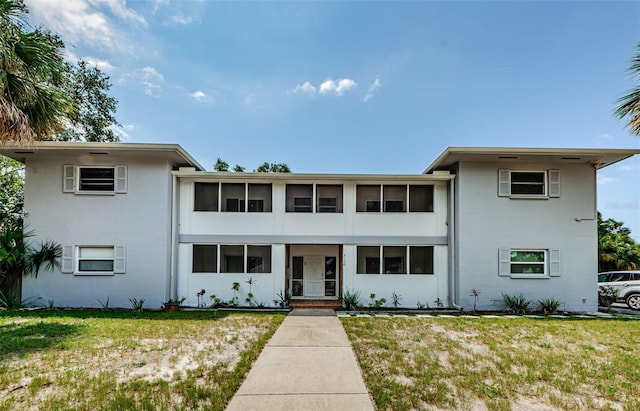 view of front of property featuring a front yard