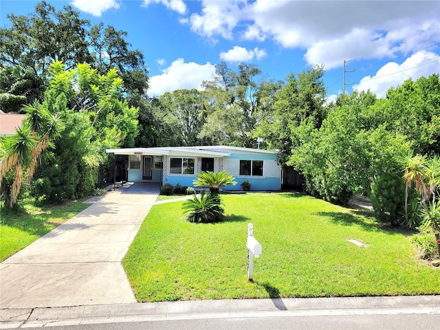 view of front of property featuring a front yard