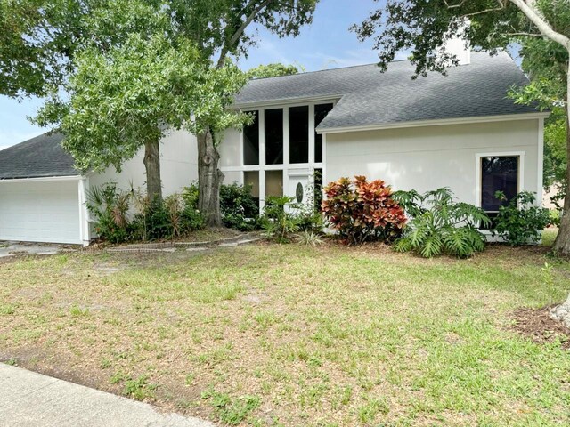 view of front of home featuring a front lawn