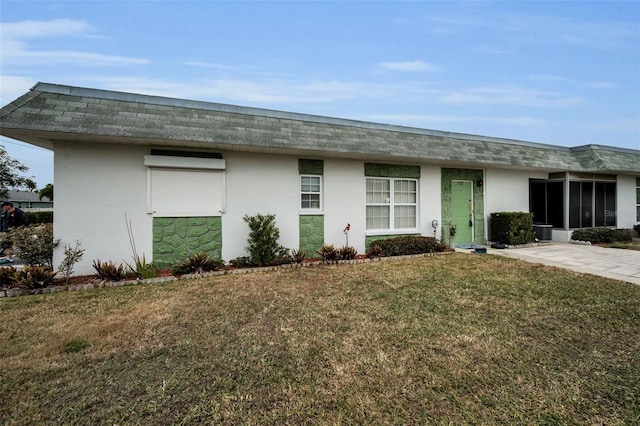 view of front facade featuring a front yard