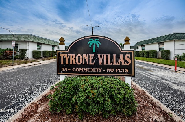 view of community / neighborhood sign