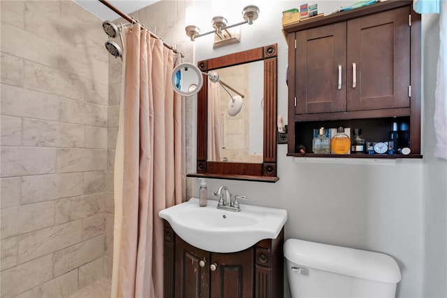 bathroom featuring a shower with shower curtain, vanity, and toilet