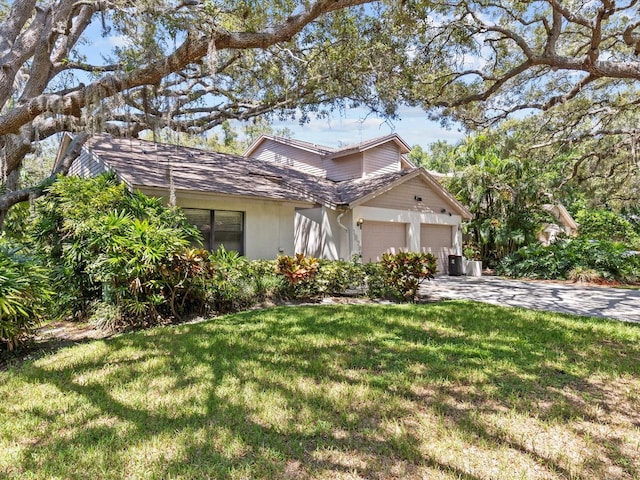 view of front of house featuring a front lawn