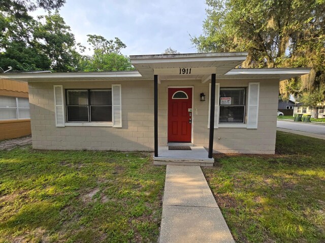 view of front of house with a front lawn