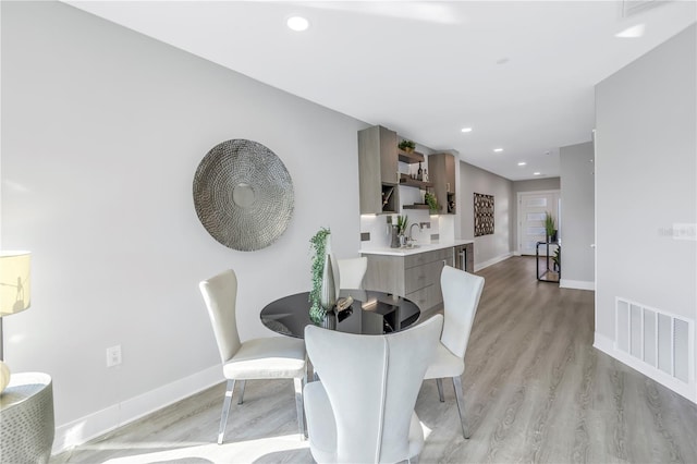 dining room featuring recessed lighting, visible vents, light wood-style flooring, and baseboards