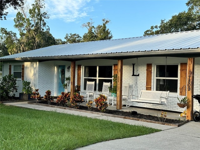 single story home featuring a porch