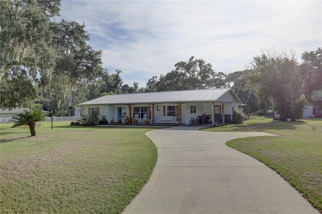 ranch-style house featuring a front lawn and covered porch