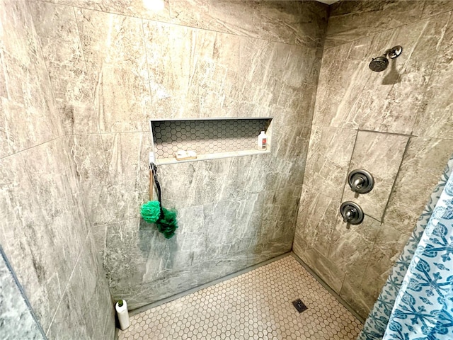 bathroom featuring a tile shower