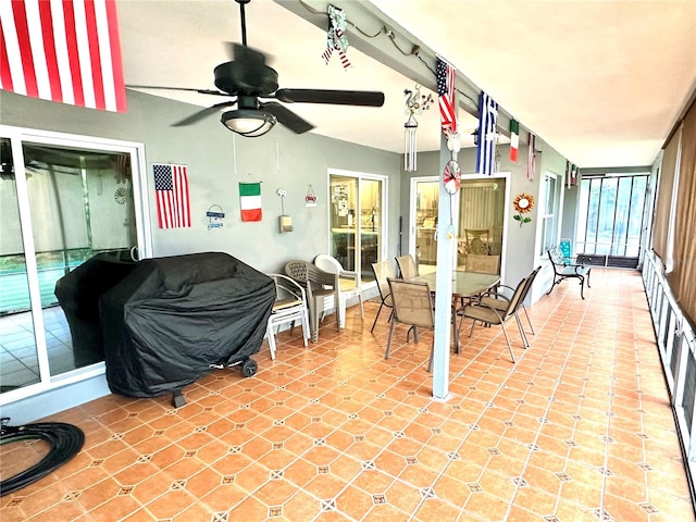 sunroom with ceiling fan