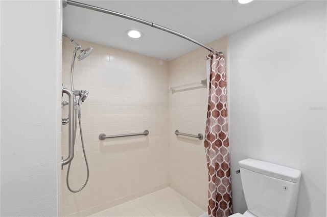 bathroom featuring a shower with curtain and toilet