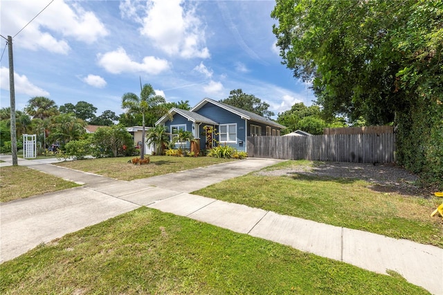 bungalow featuring a front lawn