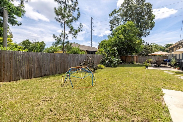 view of yard featuring a patio area