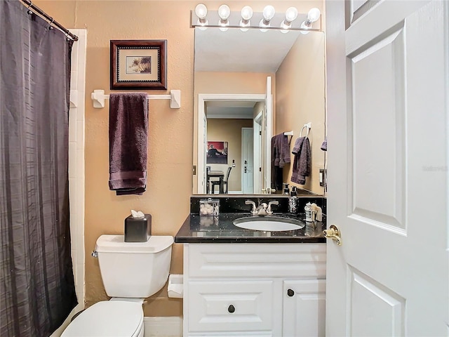 full bathroom featuring toilet, curtained shower, and vanity