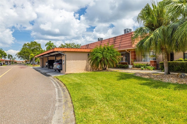 view of front of home featuring a front yard and a carport