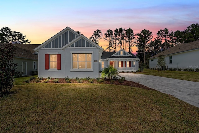 view of front of house featuring a yard