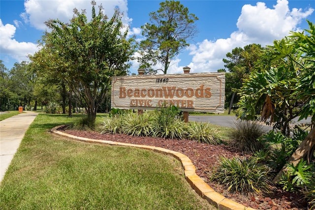 community sign with a yard