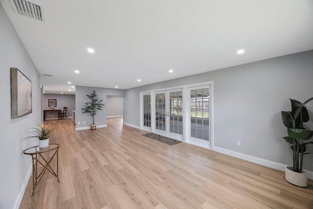 living area featuring baseboards, recessed lighting, visible vents, and light wood-style floors