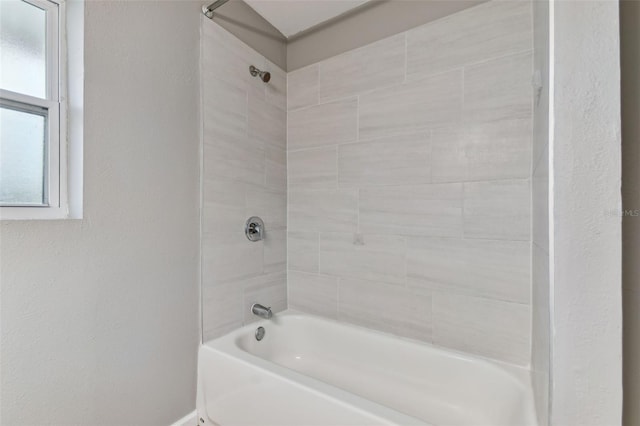 bathroom featuring tiled shower / bath combo