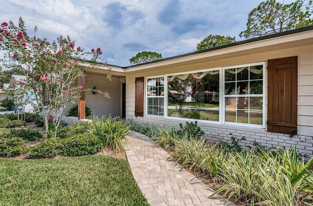 view of front of property with a front lawn