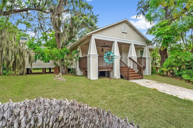 view of front facade with a front lawn and ceiling fan