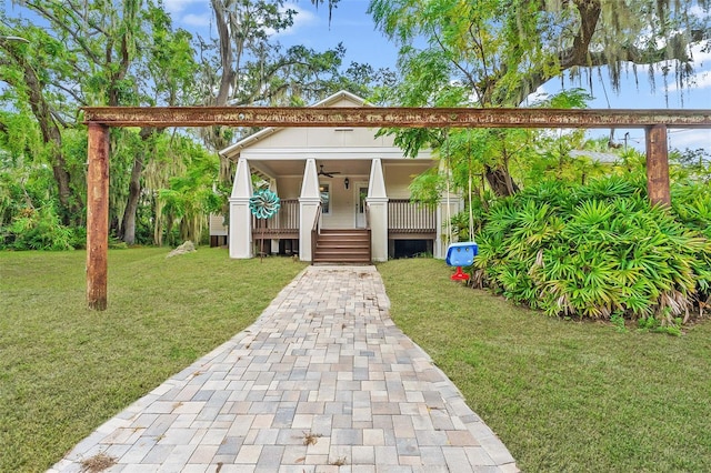 view of front facade featuring a front yard