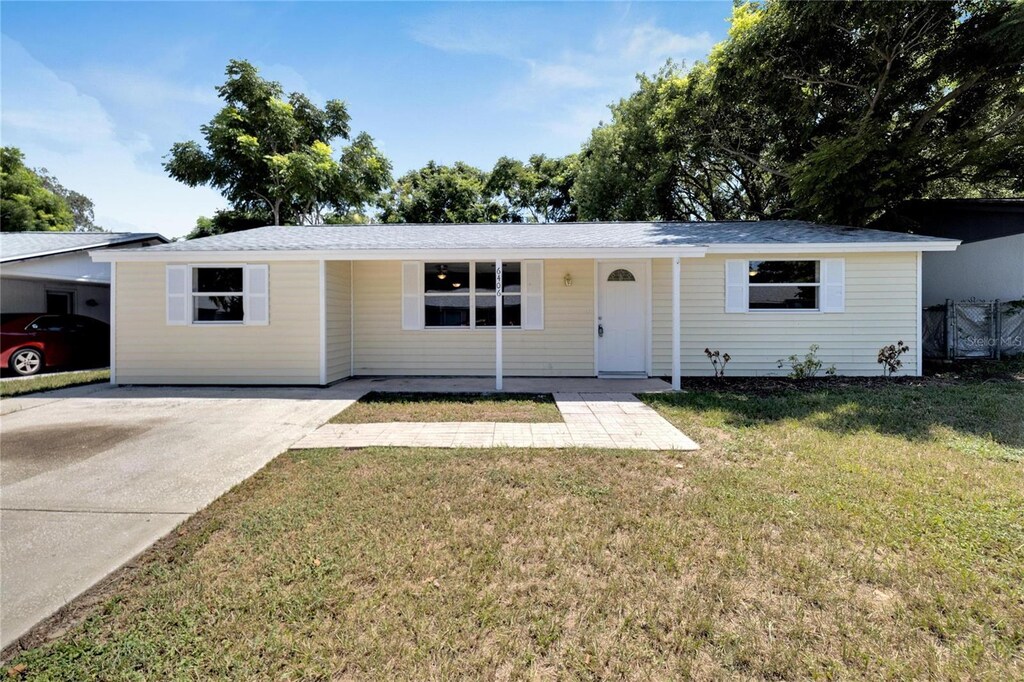 single story home featuring a front lawn