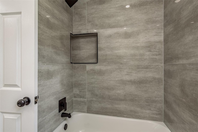 bathroom with tiled shower / bath