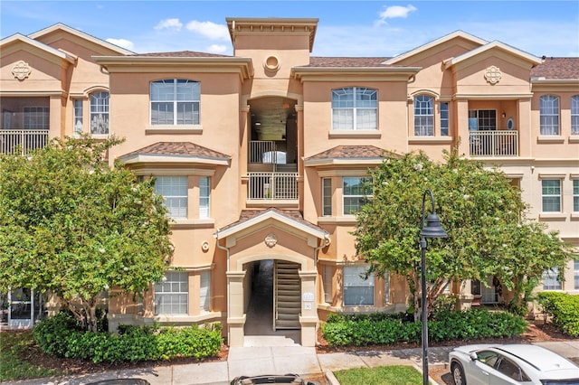 view of front of property featuring a balcony