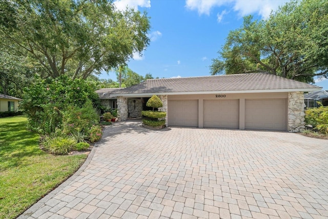 view of front of property featuring a front yard and a garage