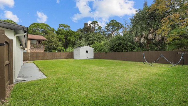 view of yard featuring a storage unit